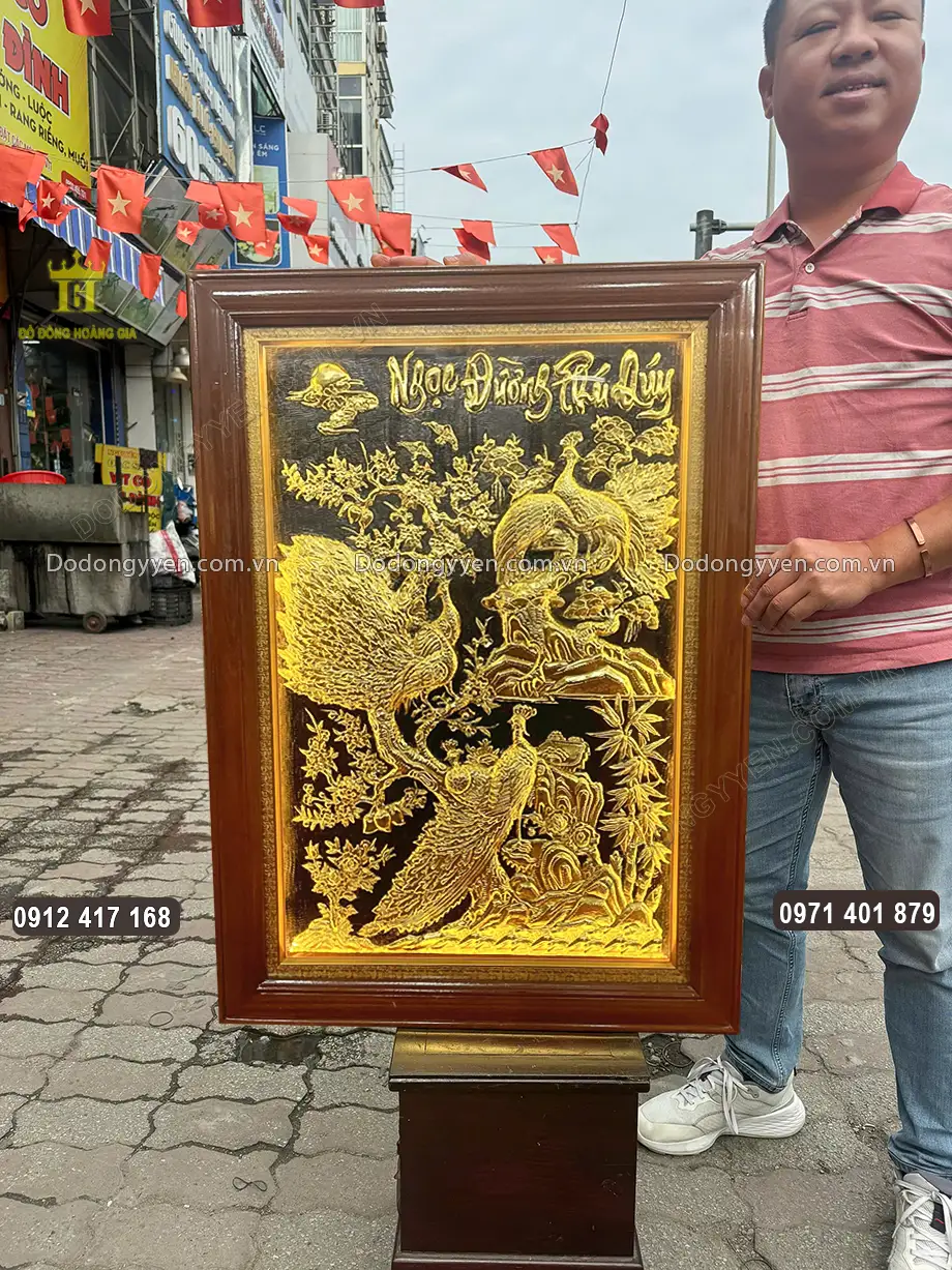 Tranh được l&agrave;m theo khổ đứng với k&iacute;ch thước nhỏ nhắn